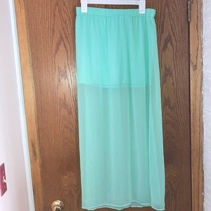 Adorable skirt with slit